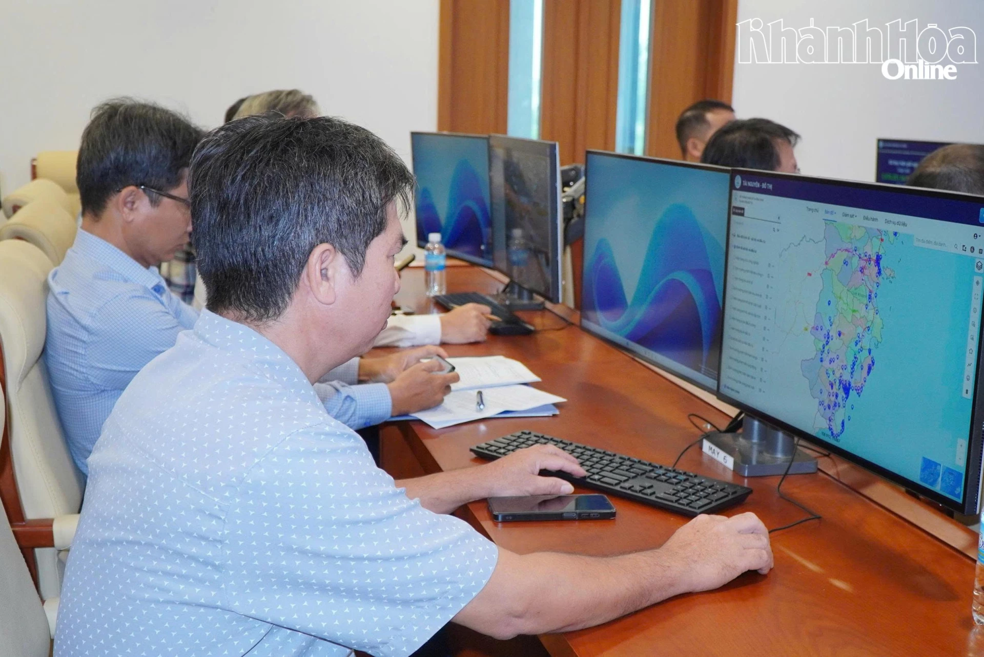 Lãnh đạo Trung tâm Chuyển đổi số tỉnh Khánh Hòa giới thiệu các phân hệ trên Trung tâm IOC Khánh Hòa.