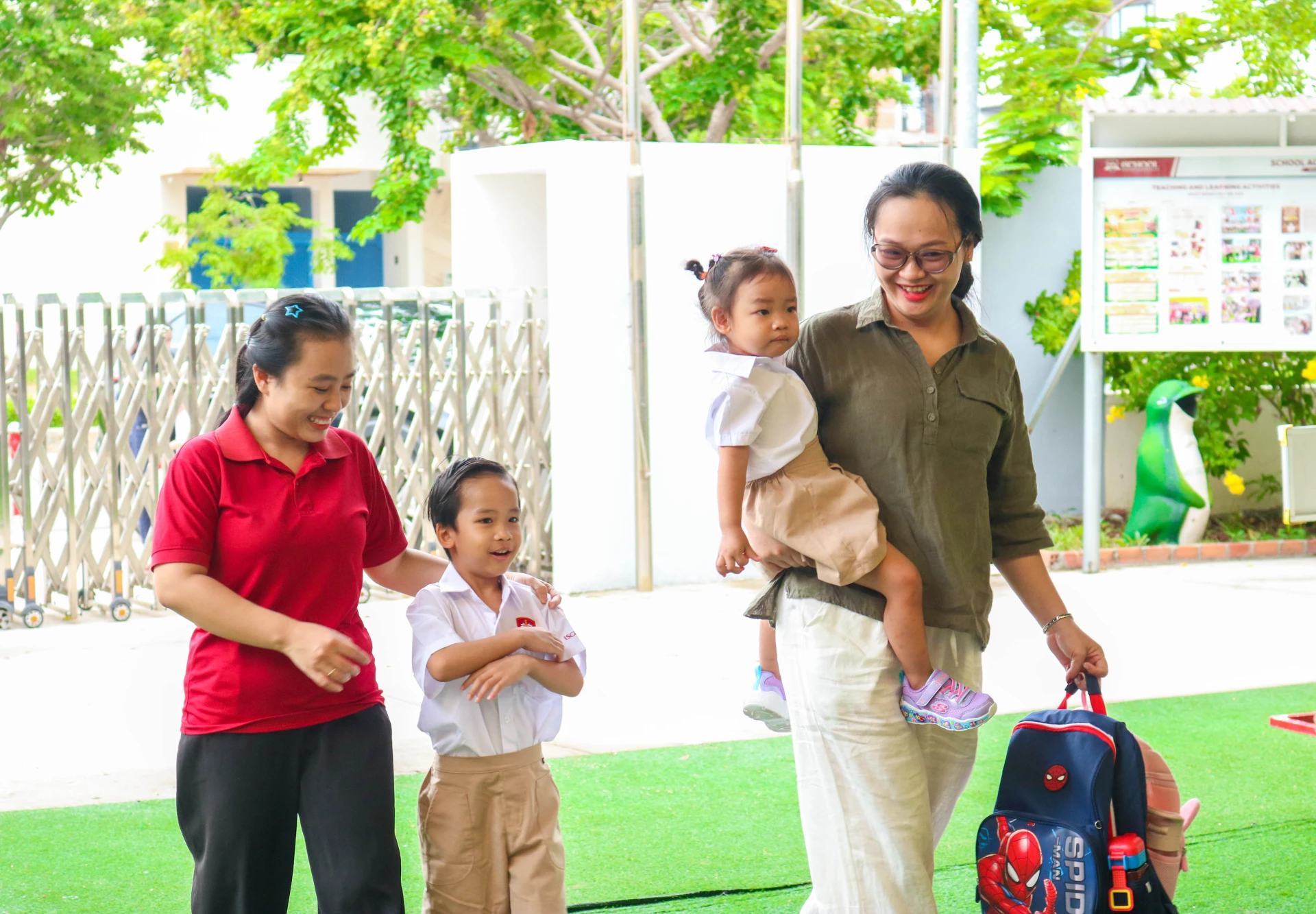 Khoảnh khắc vui vẻ của giáo viên, phụ huynh và học sinh iSchool Ninh Thuận trong ngày khai giảng.