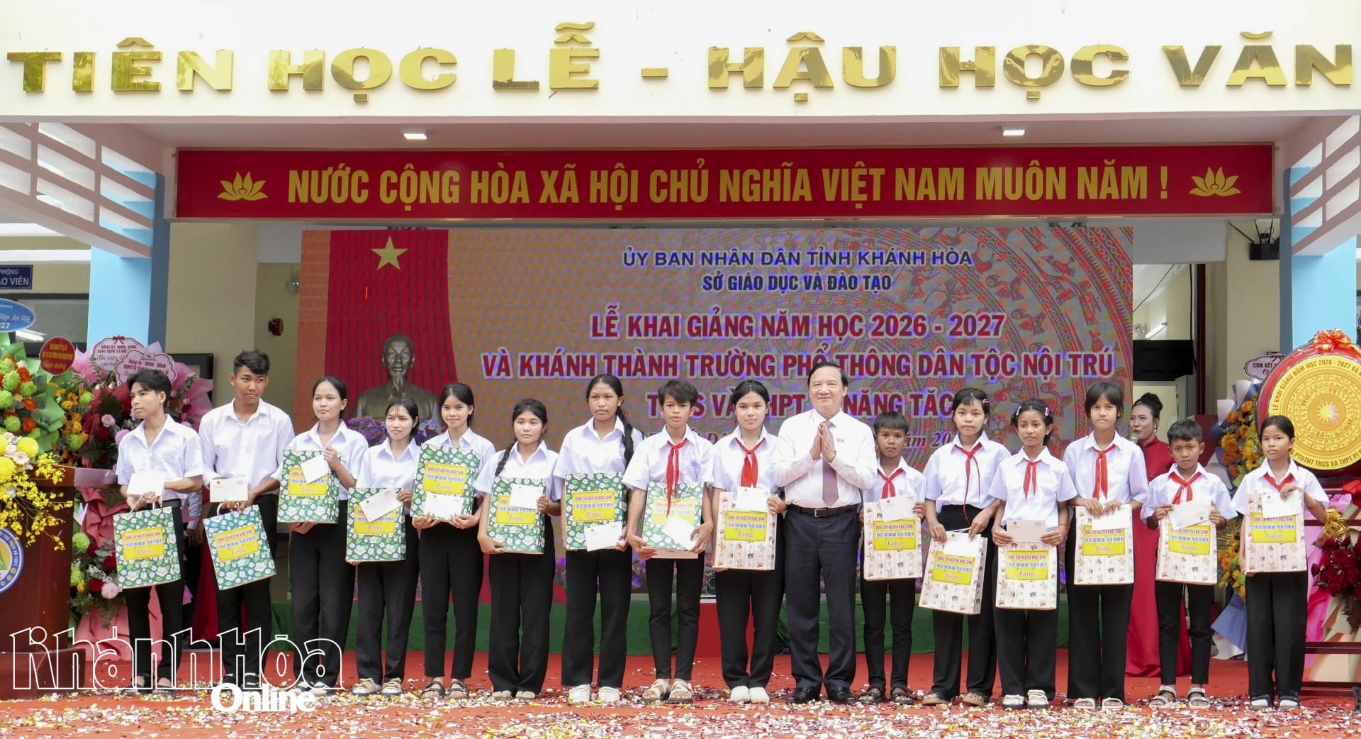 Đồng chí Nguyễn Khắc Định tặng quà cho học sinh Trường Phổ thông Dân tộc nội trú THCS và THPT Pi Năng Tắc.