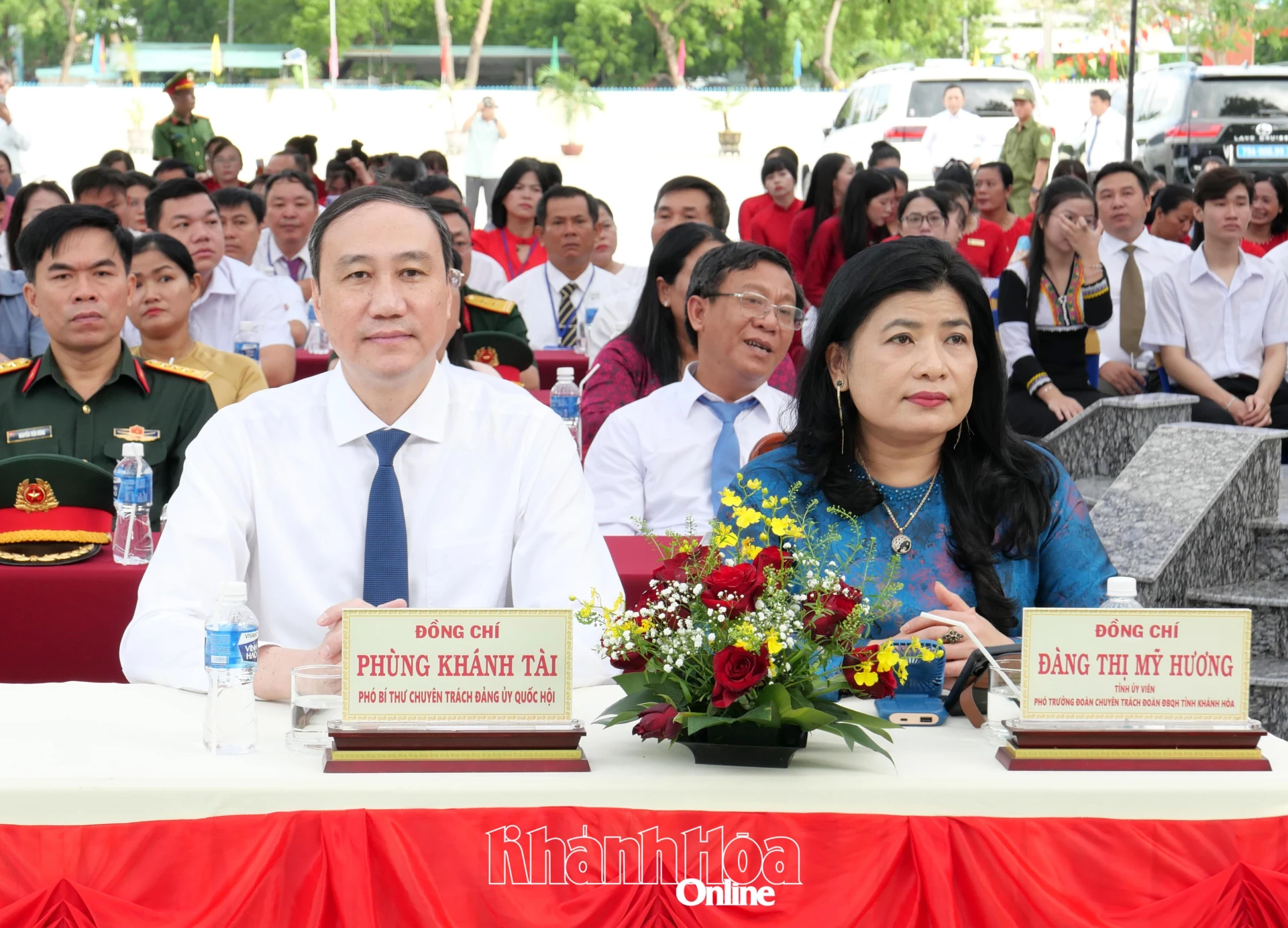 Các đồng chí: Phùng Khánh Tài, Đàng Thị Mỹ Hương tham dự lễ khai giảng.