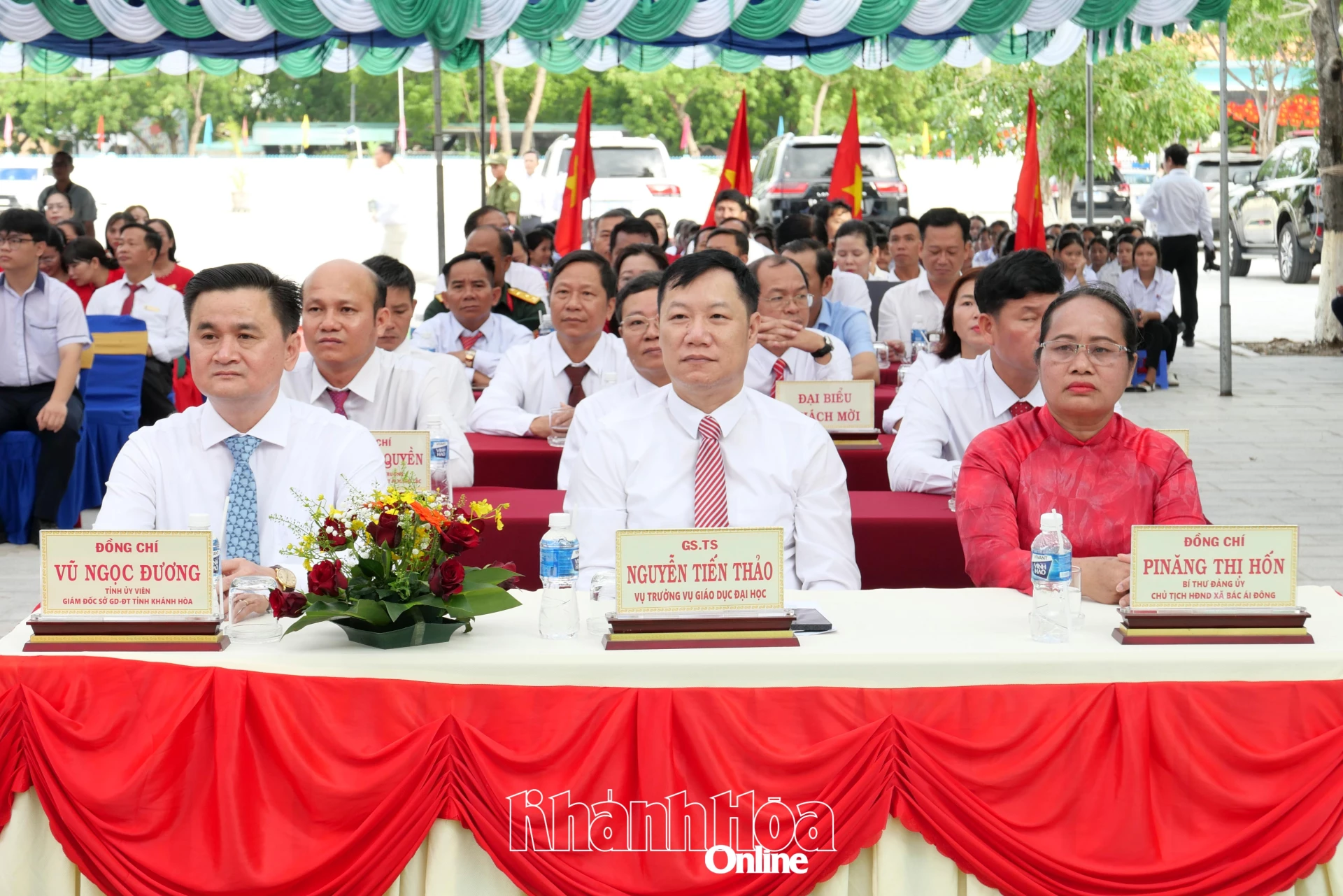 Lãnh đạo Vụ Giáo dục Đại học (Bộ Giáo dục và Đào tạo), Sở Giáo dục và Đào tạo, địa phương tham dự lễ khai giảng tại điểm cầu Khánh Hòa.