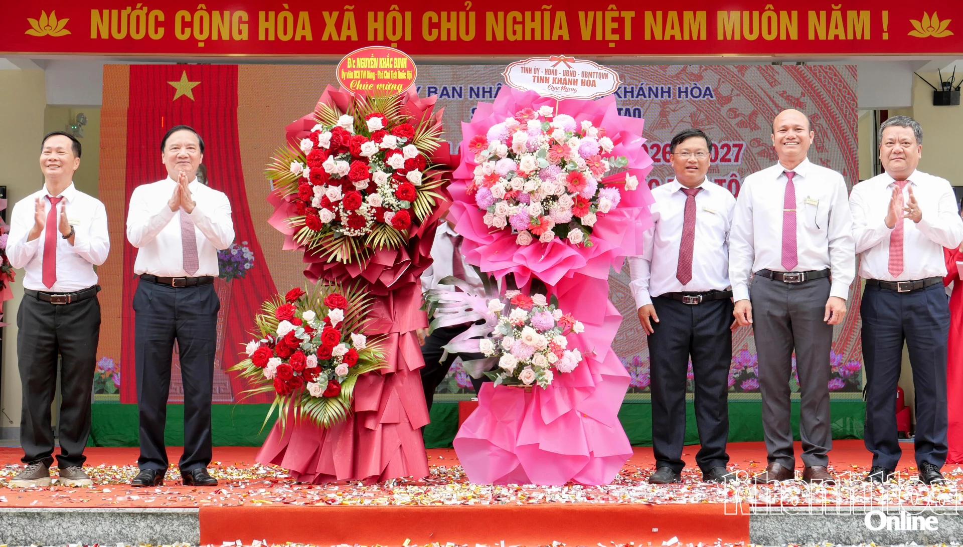 Các đồng chí: Nguyễn Khắc Định, Trần Phong tặng hoa chúc mừng Trường Phổ thông Dân tộc nội trú THCS và THPT Pi Năng Tắc.