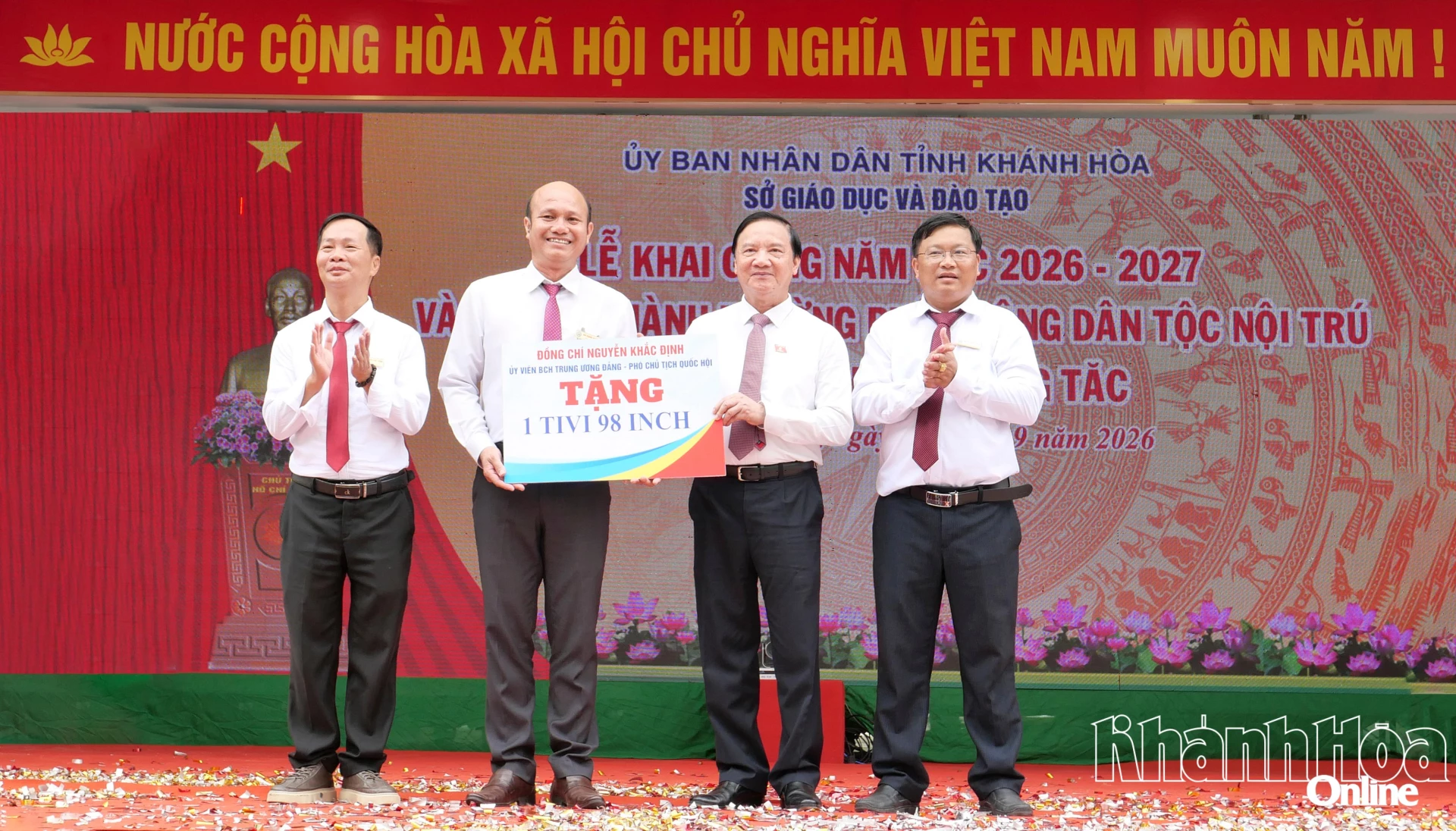 Đồng chí Nguyễn Khắc Định tặng quà cho Trường Phổ thông Dân tộc nội trú THCS và THPT Pi Năng Tắc.