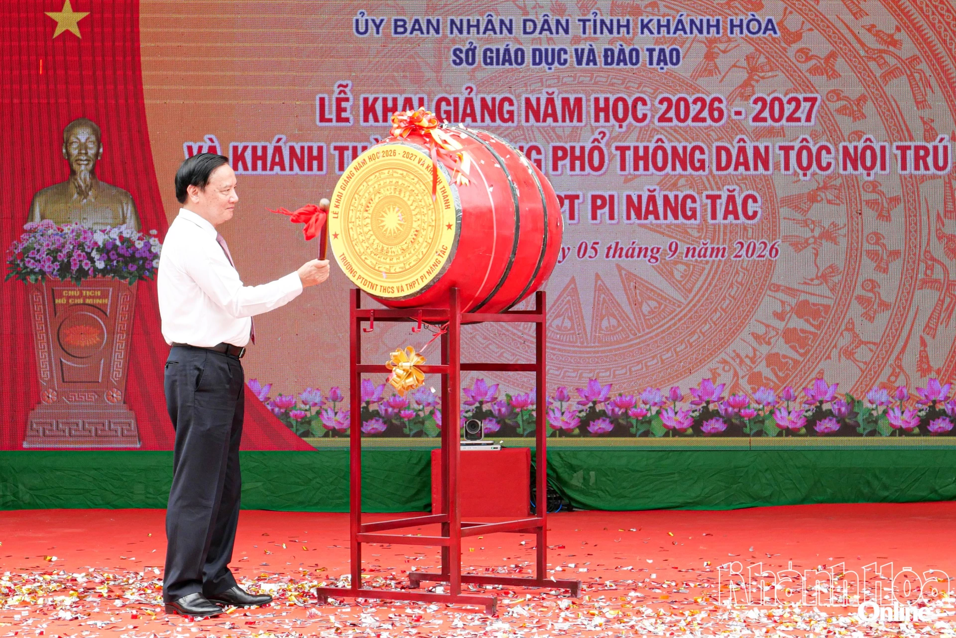 Đồng chí Nguyễn Khắc Định đánh trống khai giảng năm học 2026 - 2027.