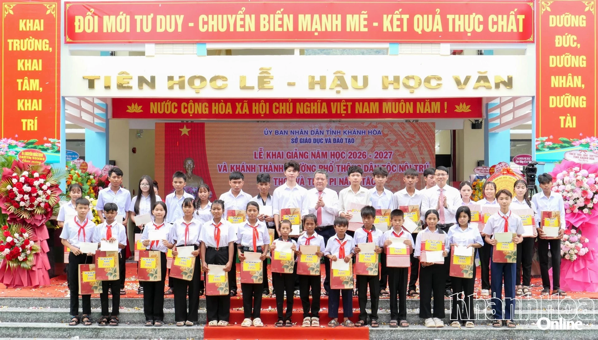 Các đồng chí: Trần Phong, Nguyễn Thanh Hà tặng quà cho học sinh Trường THCS và THPT Bác Ái.