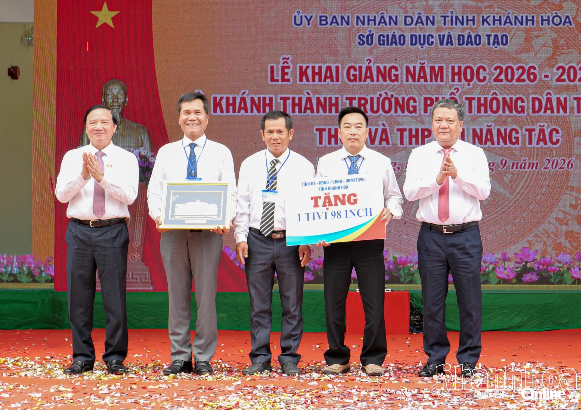 Các đồng chí: Nguyễn Khắc Định, Trần Phong tặng quà cho Trường THCS và THPT Bác Ái.