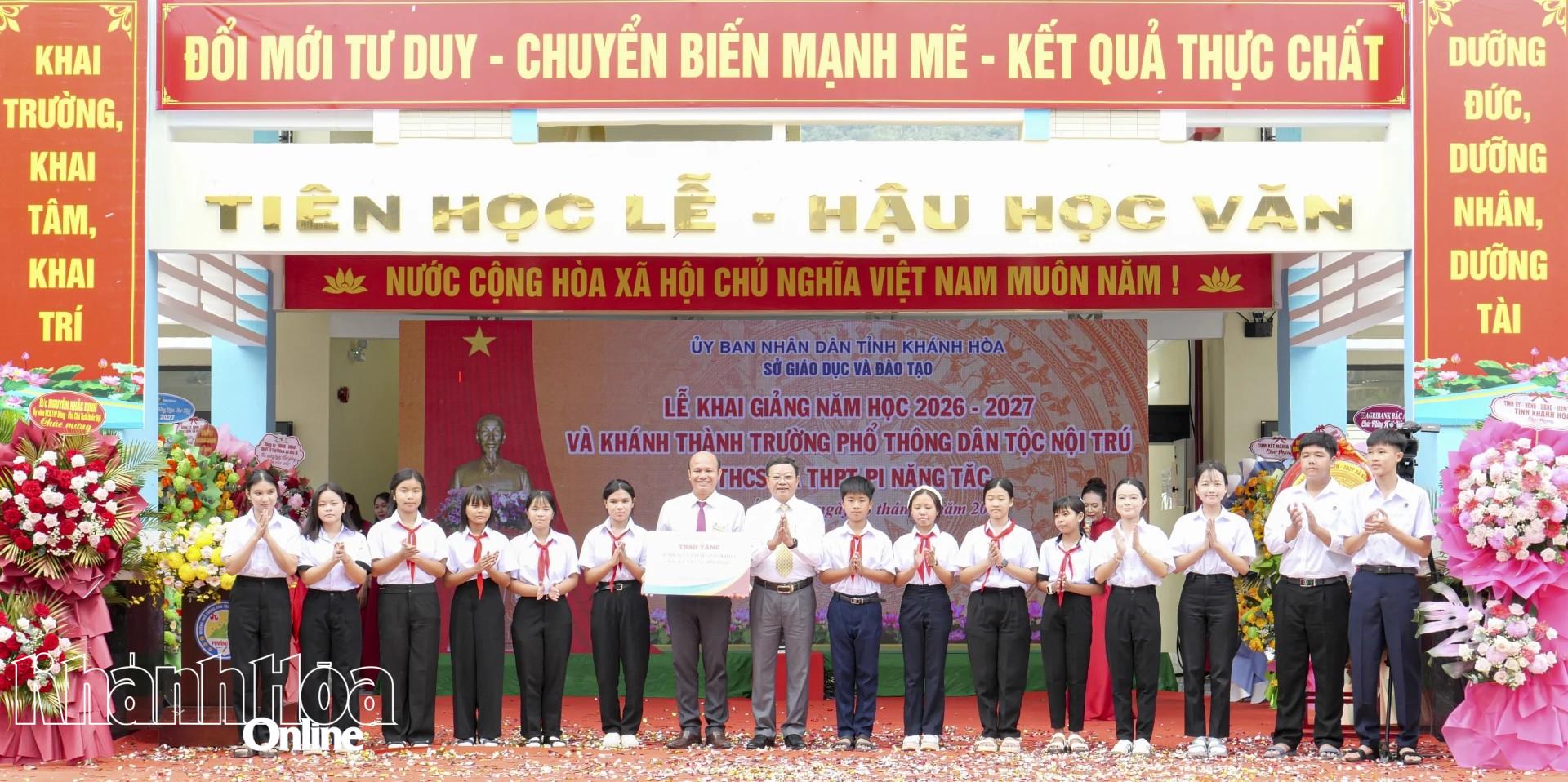Nhà xuất bản Giáo dục Việt Nam tặng bảng tượng trưng sách giáo khoa cho học sinh của Trường Phổ thông Dân tộc nội trú THCS và THPT Pi Năng Tắc.