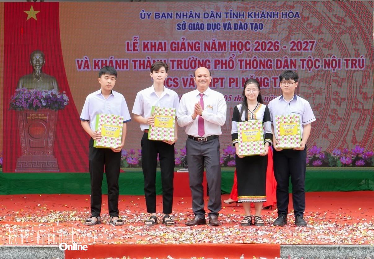 Lãnh đạo Trường Phổ thông Dân tộc nội trú THCS và THPT Pi Năng Tắc khen thưởng học sinh đạt thành tích cao trong kỳ thi tuyển sinh đại học năm 2026.