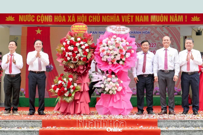 Phó Chủ tịch Quốc hội Nguyễn Khắc Định, Bí thư Tỉnh ủy Trần Phong dự lễ khai giảng năm học mới tại Trường Phổ thông Dân tộc nội trú THCS và THPT Pi Năng Tắc