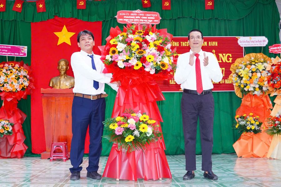 Ông Nguyễn Hoạt, Chủ tịch UBND phường Bắc Cam Ranh tặng hoa chúc mừng trường THCS Bắc Cam Ranh