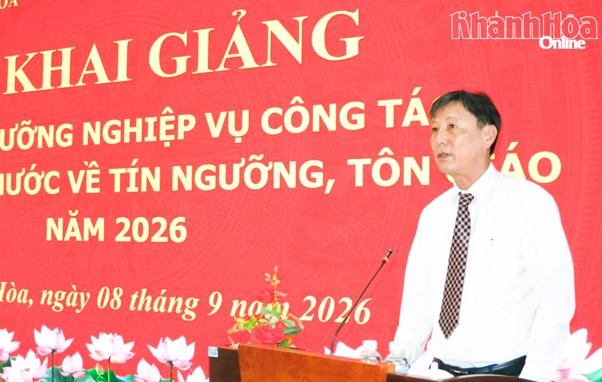 Lãnh đạo Sở Dân tộc và Tôn giáo phát biểu tại lễ khai giảng.