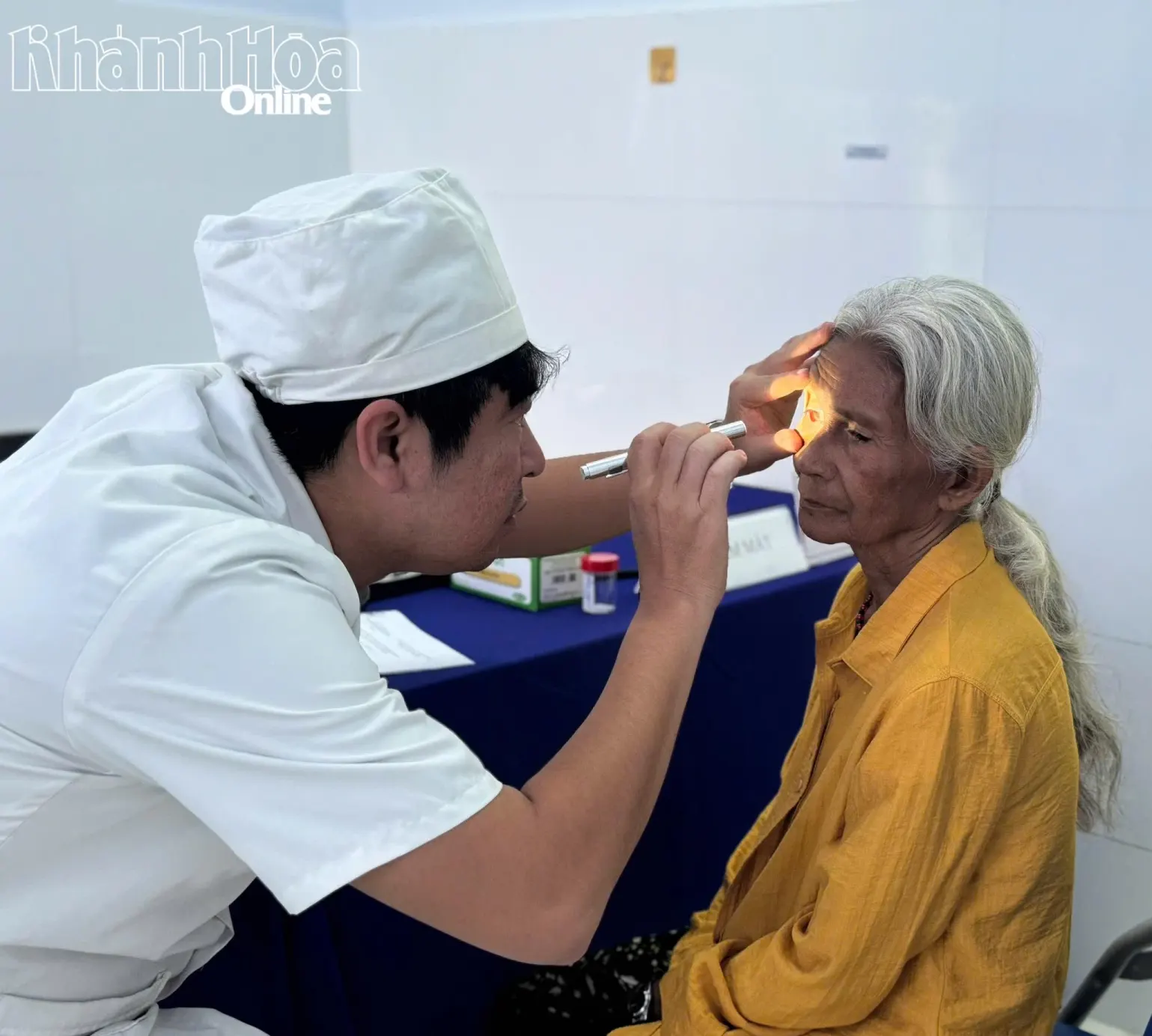 Bác sĩ kiểm tra các bệnh về mắt cho người dân xã Nam Khánh Vĩnh.