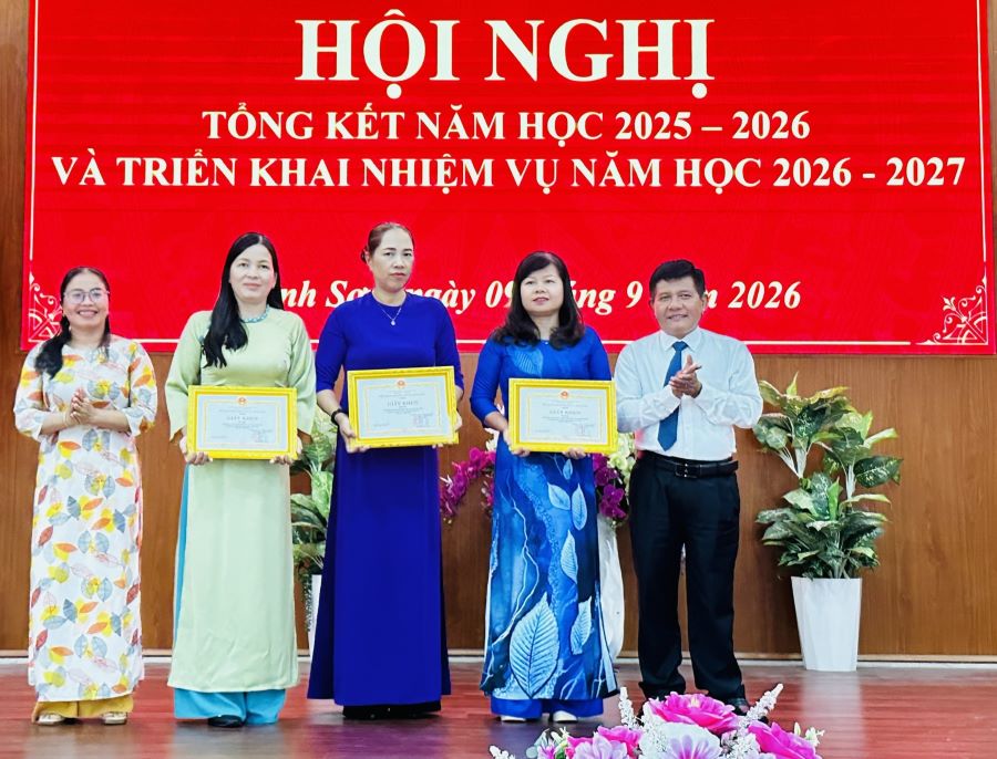 Lãnh đạo xã Khánh Sơn trao tặng giấy khen cho các tập thể đạt thành tích xuất sắc trong năm học 2025-2026.