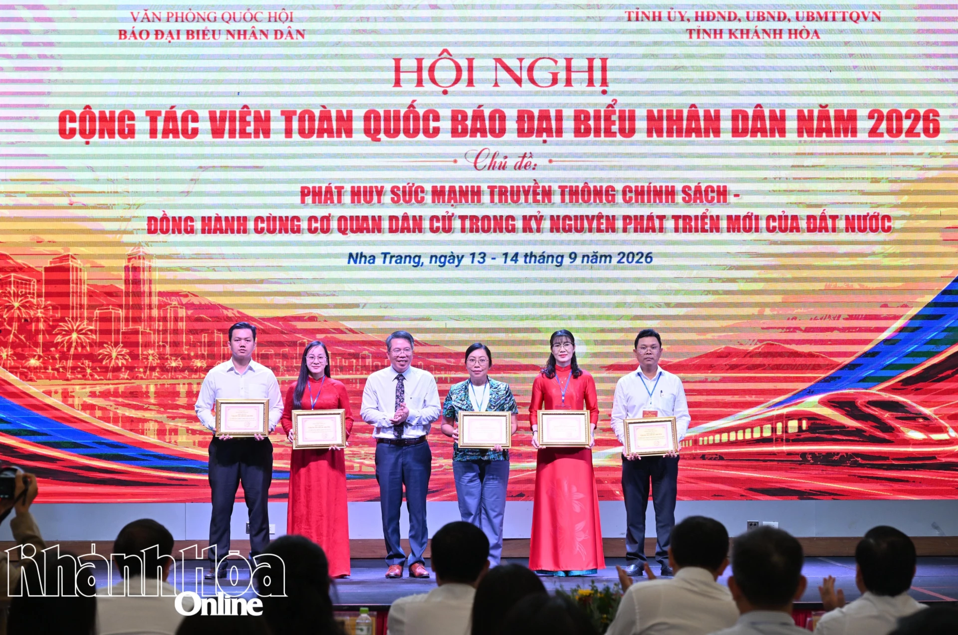 Các tập thể nhận khen thưởng. 