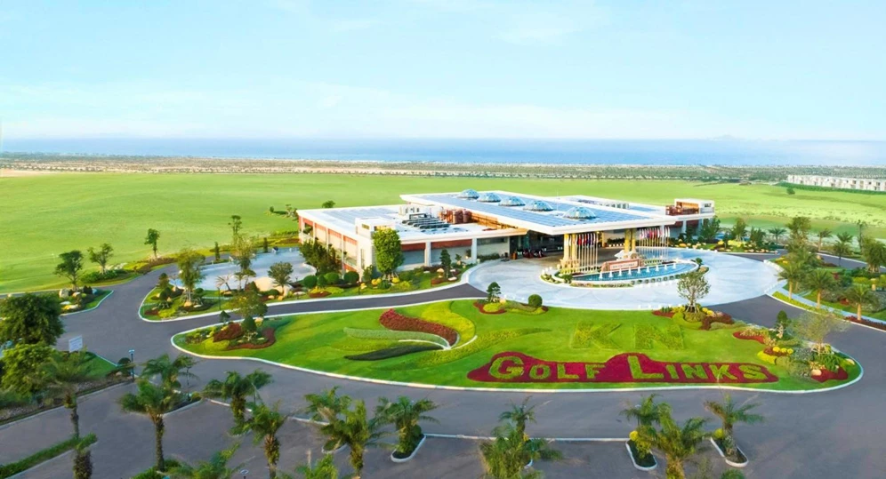 KN Golf Links do huyền thoại “Cá mập trắng” Greg Norman tư vấn thiết kế là địa điểm quen thuộc của các giải golf quốc tế như Legends Tour.