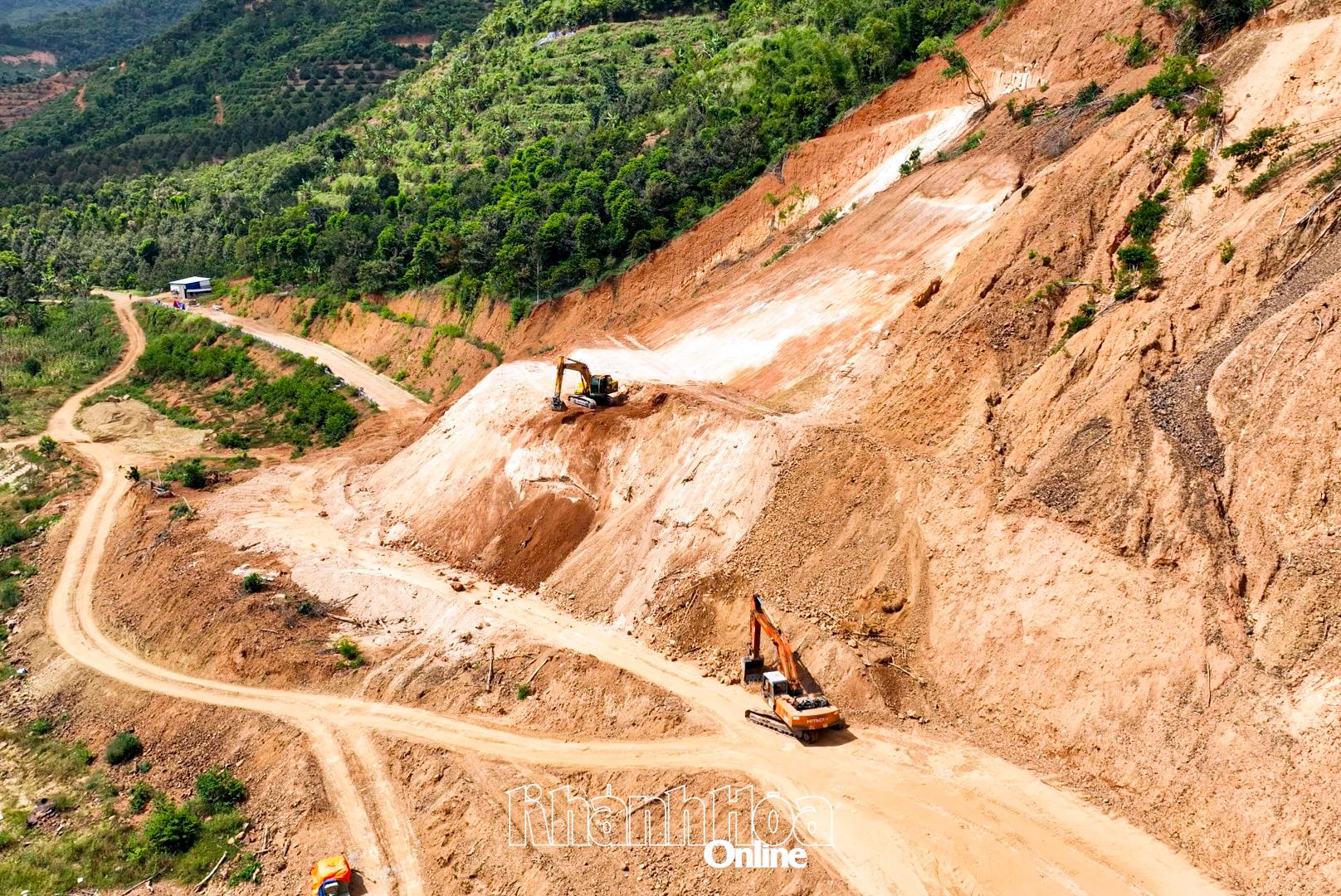 Gia cố mái taluy kè sông Tô Hạp, thuộc Dự án Đường số 18, thôn Cam Khánh.
