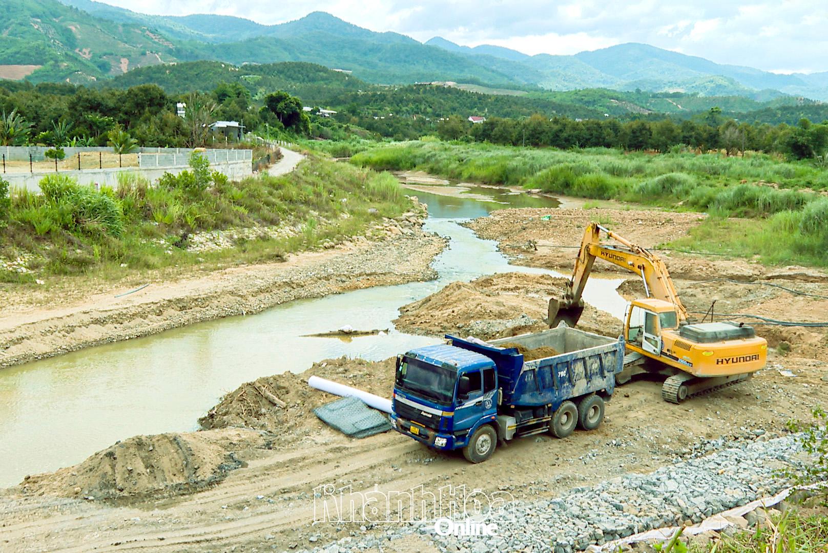 Thi công đường qua cầu Cam Khánh, thôn Cam Khánh.