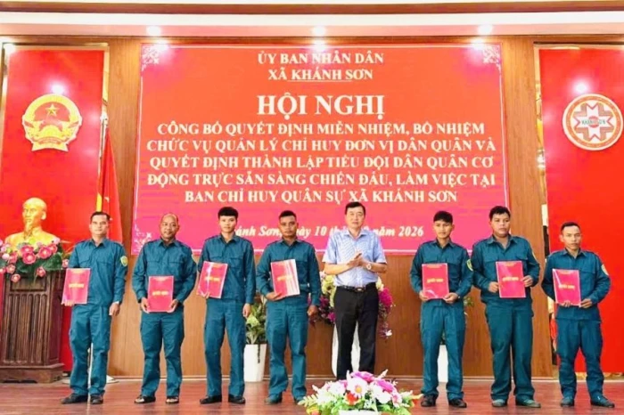 Xã Khánh Sơn kiện toàn lực lượng dân quân