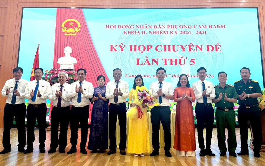Lãnh đạo phường Cam Ranh tặng hoa chúc mừng bà 
