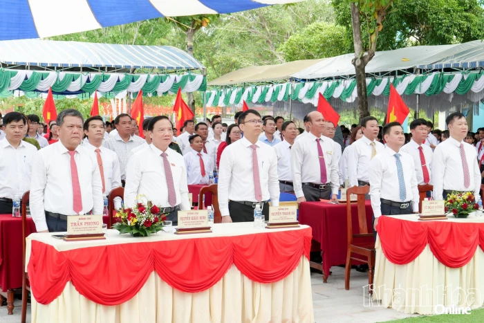Phó Chủ tịch Quốc hội Nguyễn Khắc Định, Bí thư Tỉnh ủy Trần Phong dự lễ khai giảng năm học mới tại Trường Phổ thông Dân tộc nội trú THCS và THPT Pi Năng Tắc