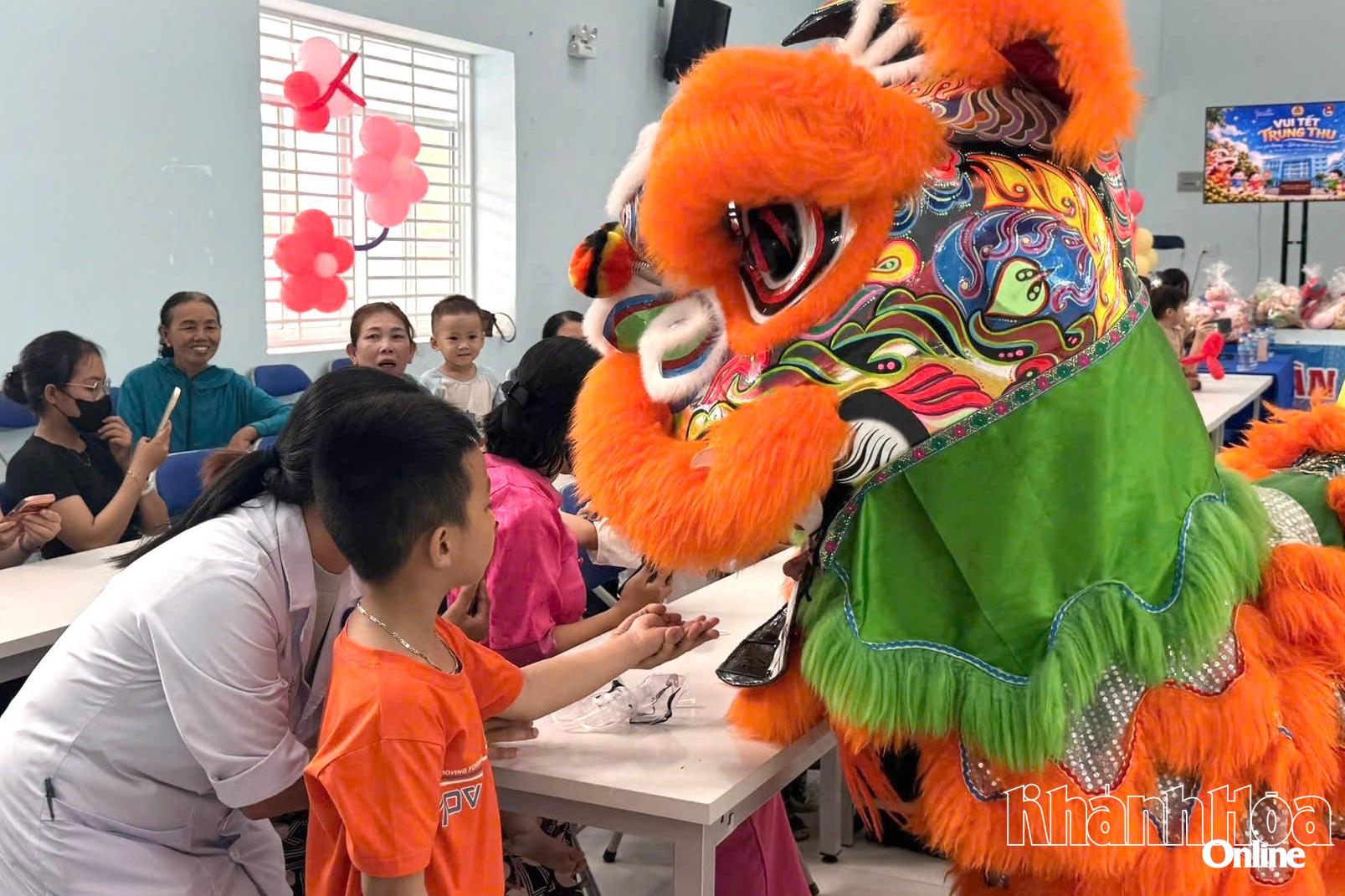 Các bệnh nhi được xem và giao lưu cùng các chú lân.