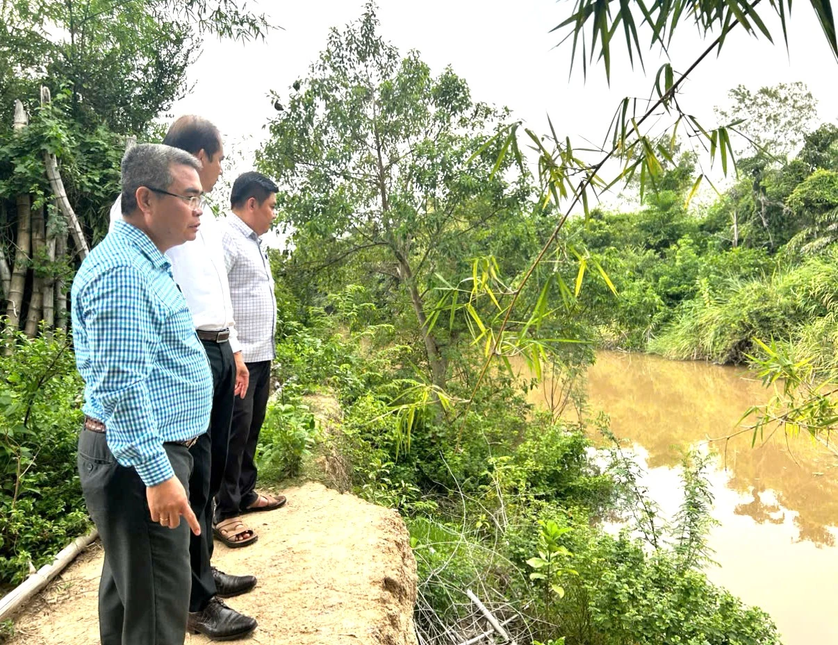 L&atilde;nh đạo x&atilde; H&ograve;a Tr&iacute; kiểm tra c&aacute;c điểm xung yếu s&ocirc;ng T&acirc;n L&acirc;m, đoạn qua địa b&agrave;n th&ocirc;n Quảng Cư.