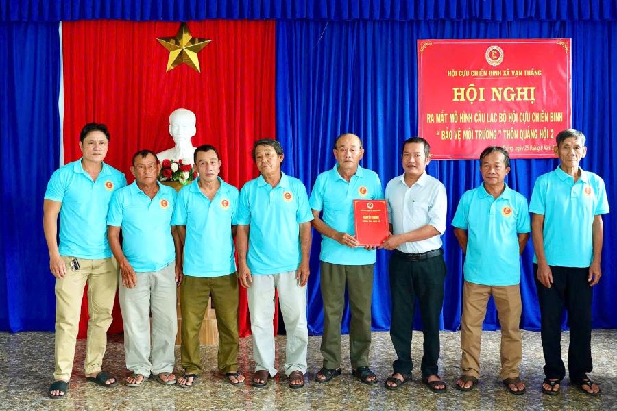 Lãnh đạo Hội Cựu chiến binh xã Vạn Thắng trao quyết định thành lập câu lạc bộ.