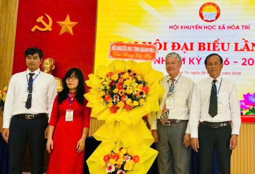 Lãnh đạo Hội Khuyến học tỉnh tặng hoa chúc mừng đại hội.