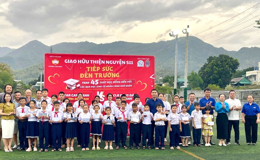 Lãnh đạo mặt trận trao học bổng tặng học sinh khó khăn.