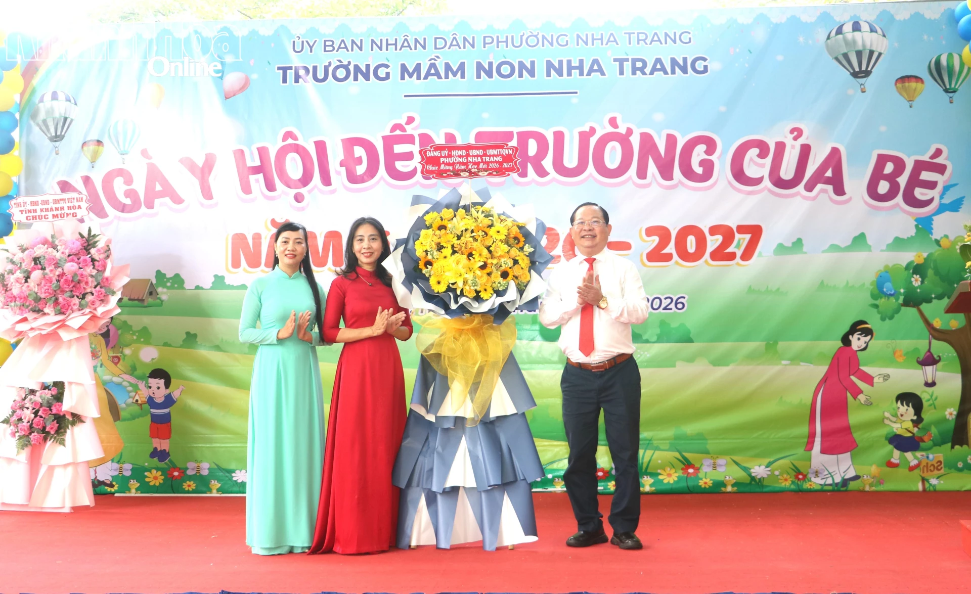 Lãnh đạo phường Nha Trang tặng hao chúc mừng nhà trường.