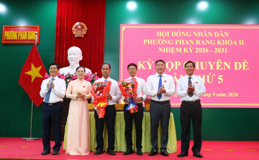 Cách đồng chí lãnh đạo phường tặng hoa chúc mừng ông Lê Thanh Trọng và ông Nguyễn Quốc Thạo