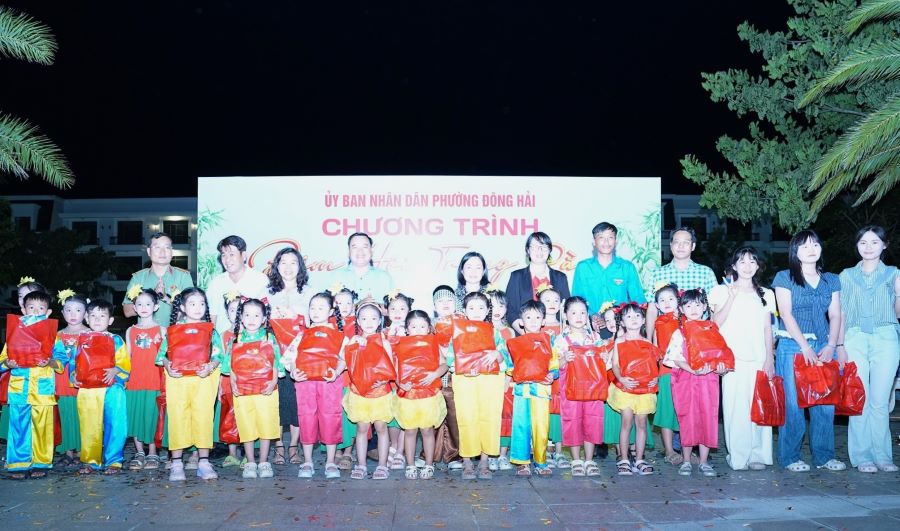Lãnh đạo phường Đông Hải tặng quà Trung thu cho thiếu nhi.