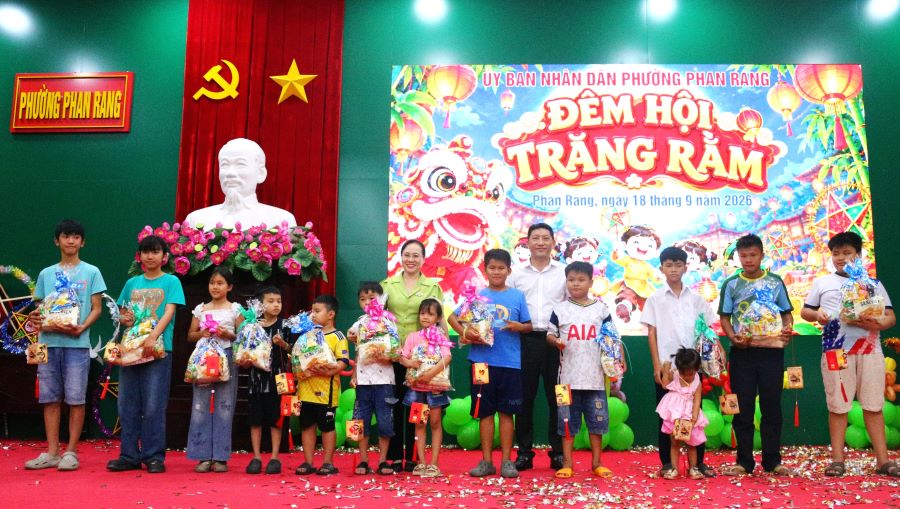 Lãnh đạo phường tặng quà cho các cháu thiếu nhi cho trẻ em thuộc hộ nghèo, hộ cận nghèo và trẻ em mồ côi trên địa bàn phường.