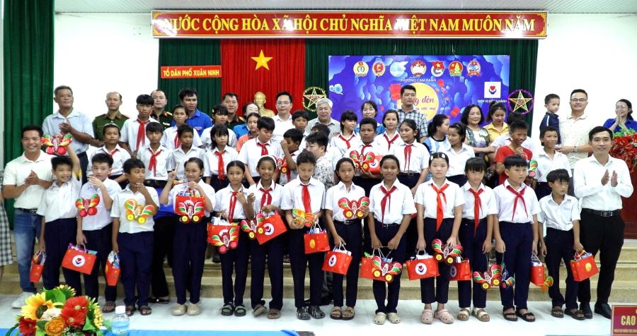 Lãnh đạo phường Cam Ranh tặng quà Trung thu cho các học sinh có hoàn cảnh khó khăn.