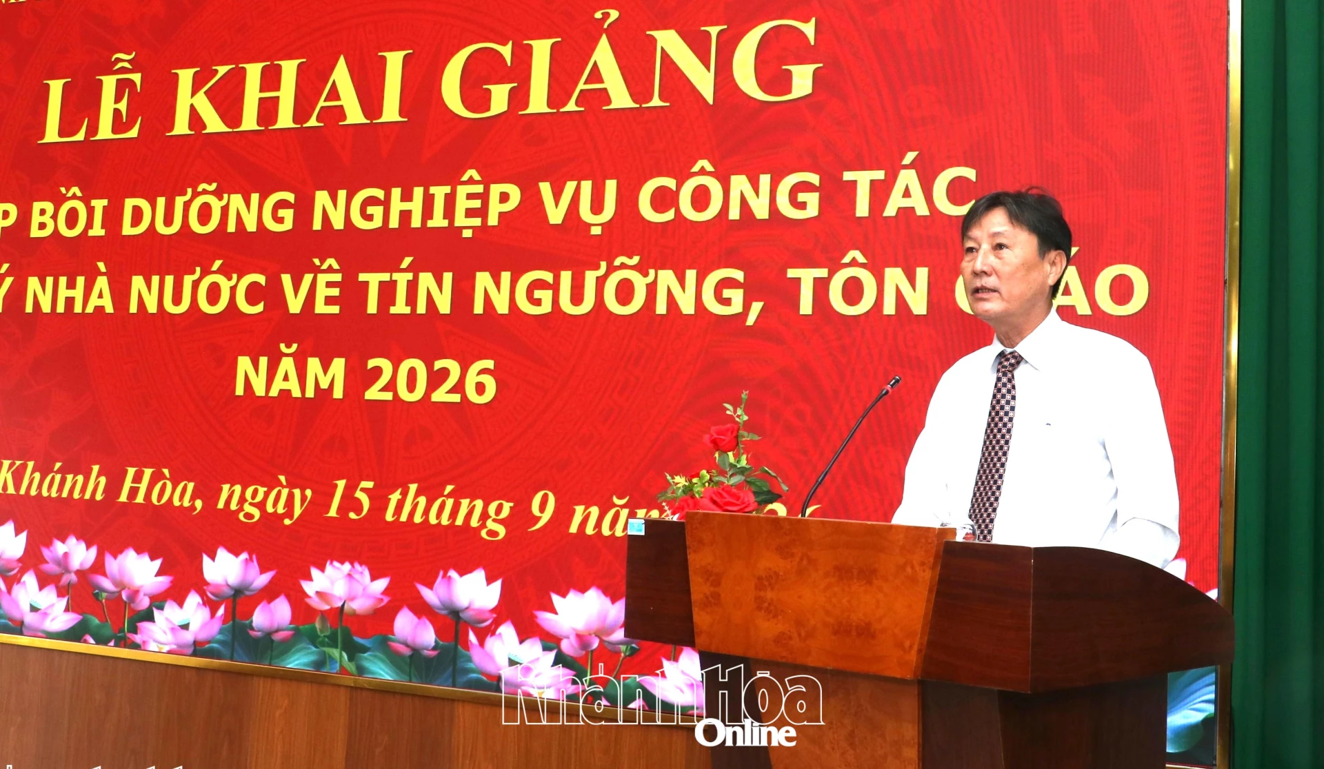 Lãnh đạo Sở Dân tộc và Tôn giáo phát biểu tại lễ khai giảng.