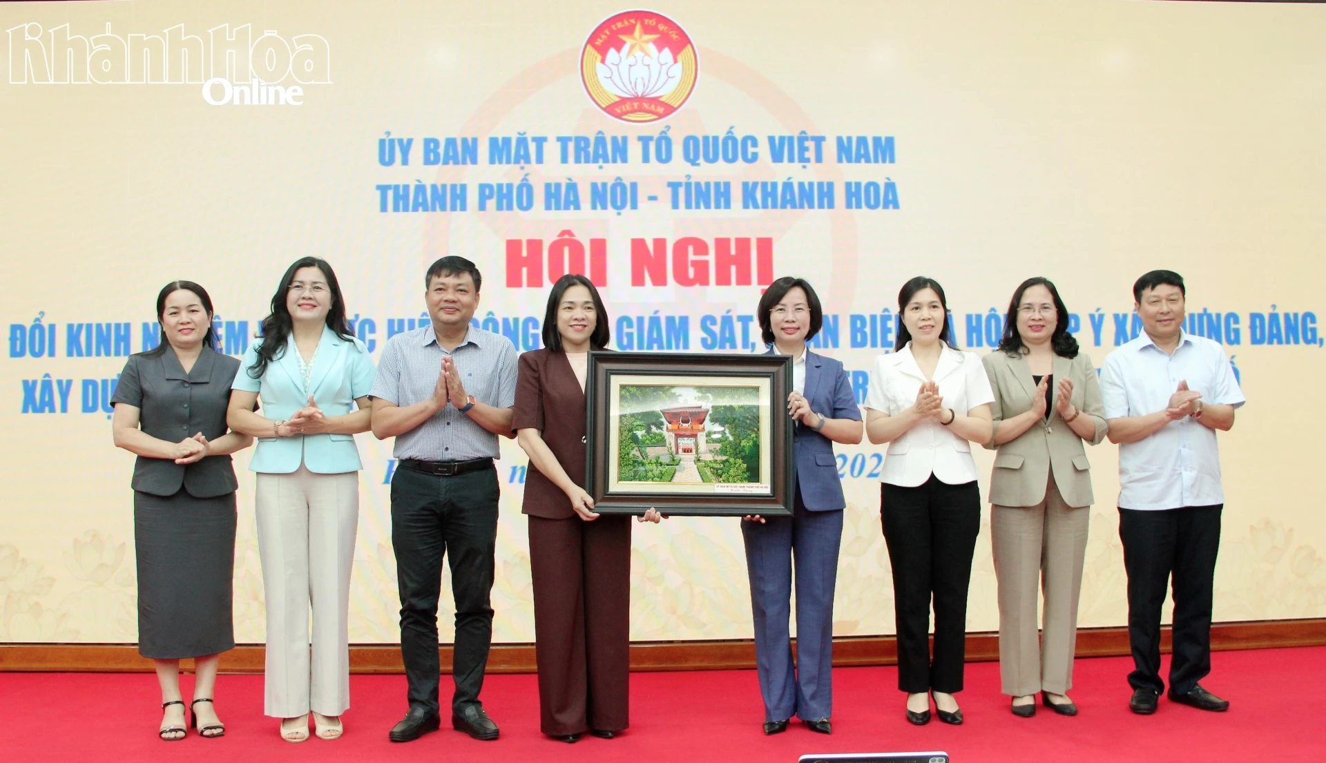 Lãnh đạo Ủy ban MTTQ Việt Nam TP. Hà Nội trao, tặng quà lưu niệm cho đoàn công tác tỉnh Khánh Hòa.