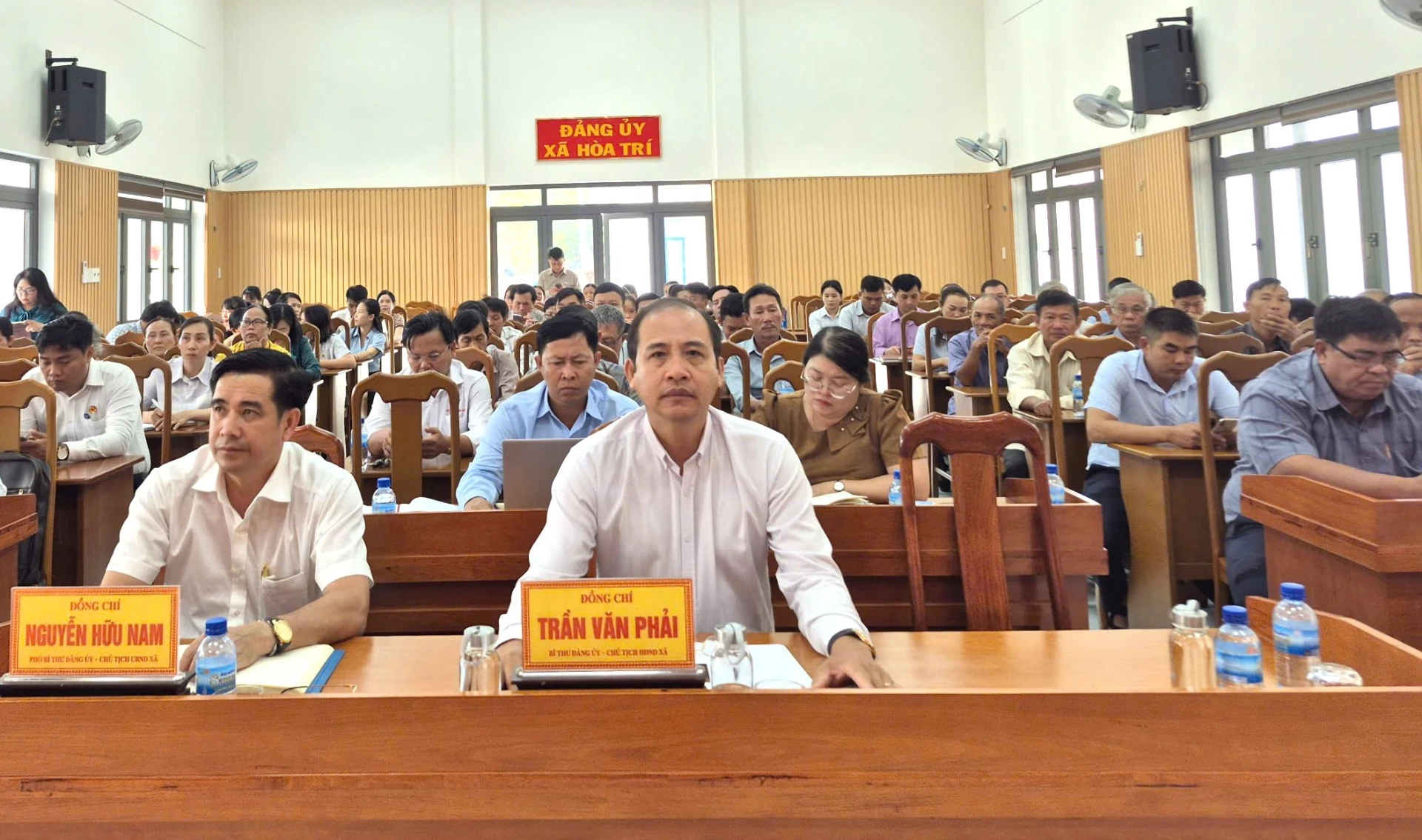Lãnh đạo xã Hòa Trí và các cử tri tham dự buổi tiếp xúc.
