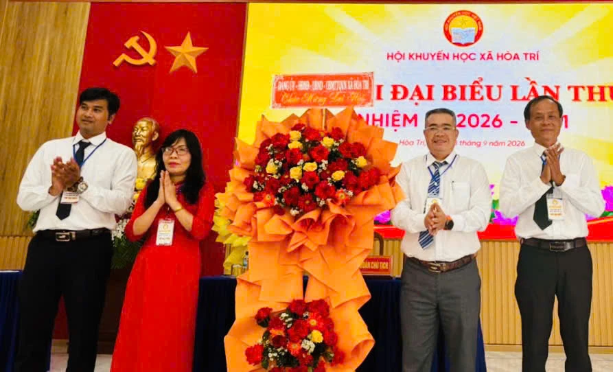 Lãnh đạo xã Hòa Trí tặng hoa chúc mừng đại hội.