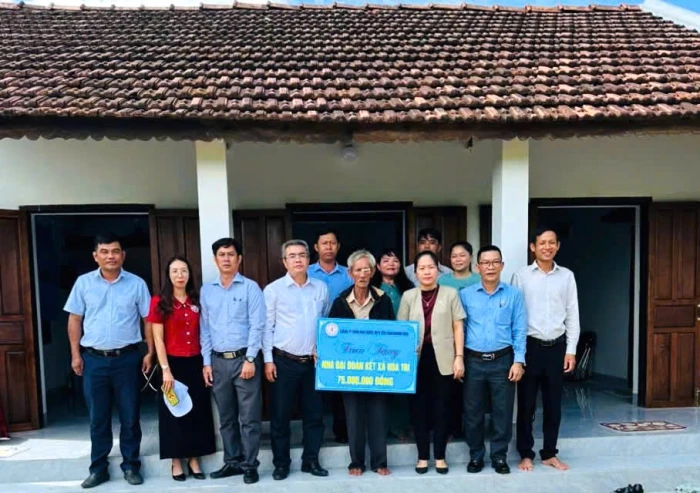 Bàn giao nhà đại đoàn kết cho hộ nghèo ở xã Hòa Trí
