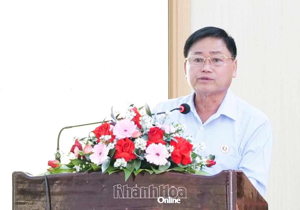 Đại biểu HĐND tỉnh thông tin đến cử tri các nội dung tại hội nghị.