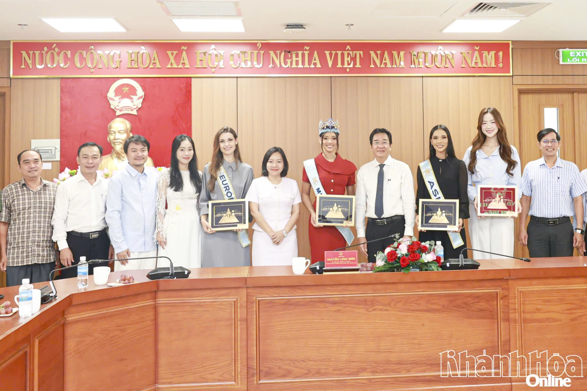 Đồng chí Nguyễn Long Biên và lãnh đạo các sở, ban, ngành, đơn vị chụp ảnh lưu niệm cùng Ban tổ chức và Hoa hậu, Á hậu Miss World 2026.