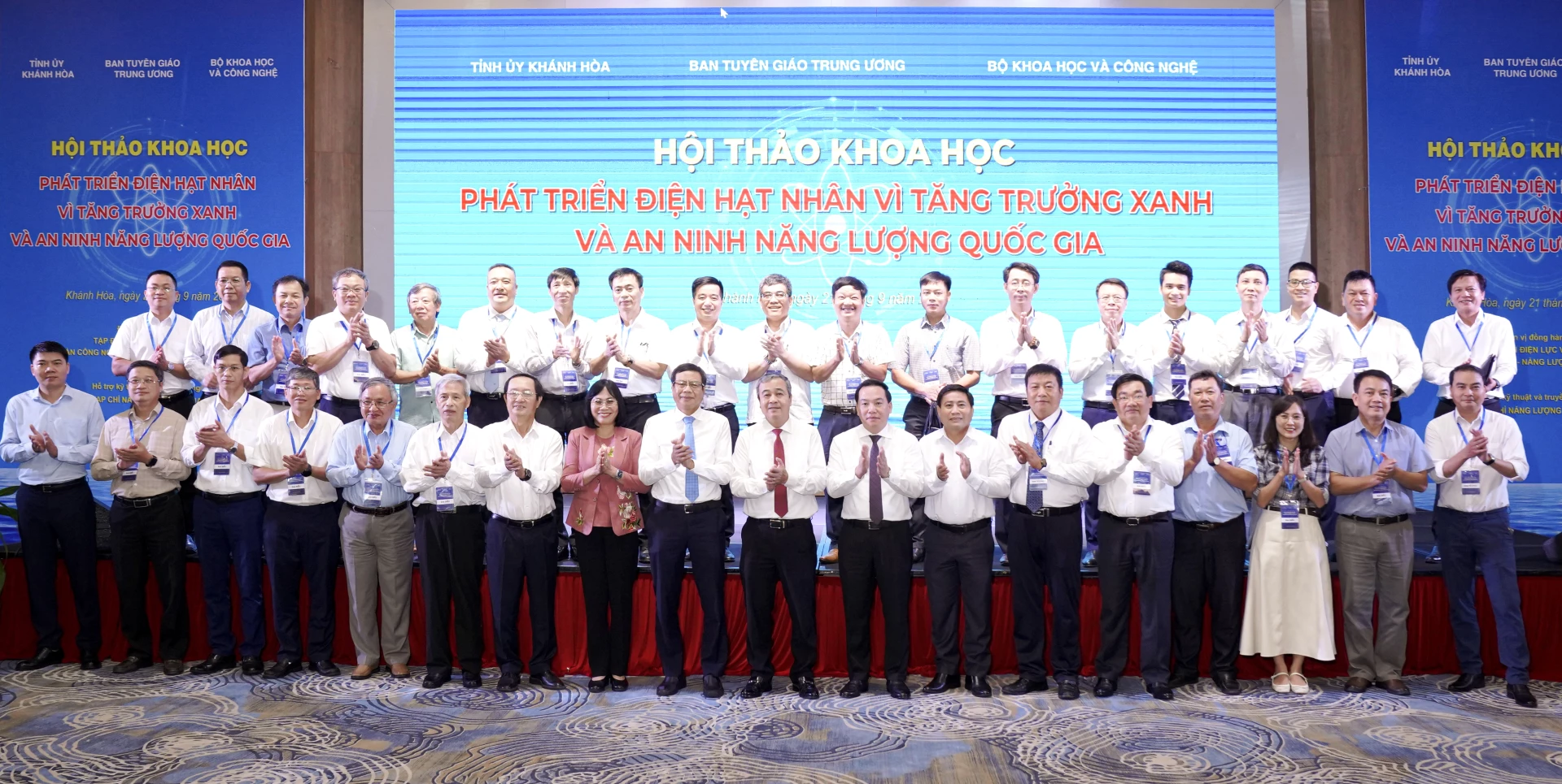 Các đại biểu chụp ảnh lưu niệm tại hội thảo.