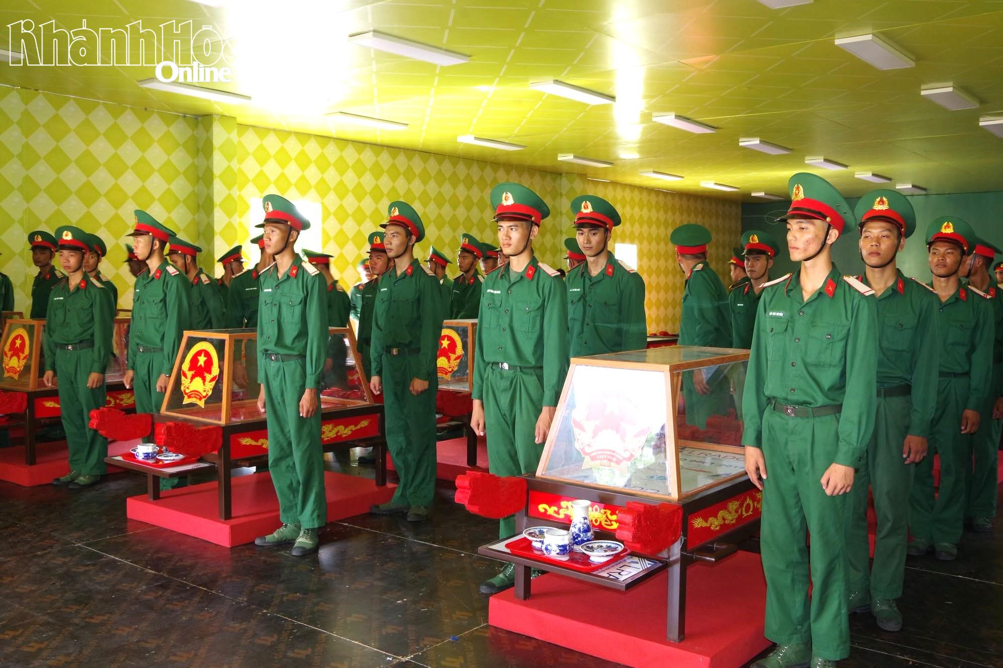 Luyện tập nội dung di chuyển hài cốt liệt sĩ đến ô mộ để an táng
