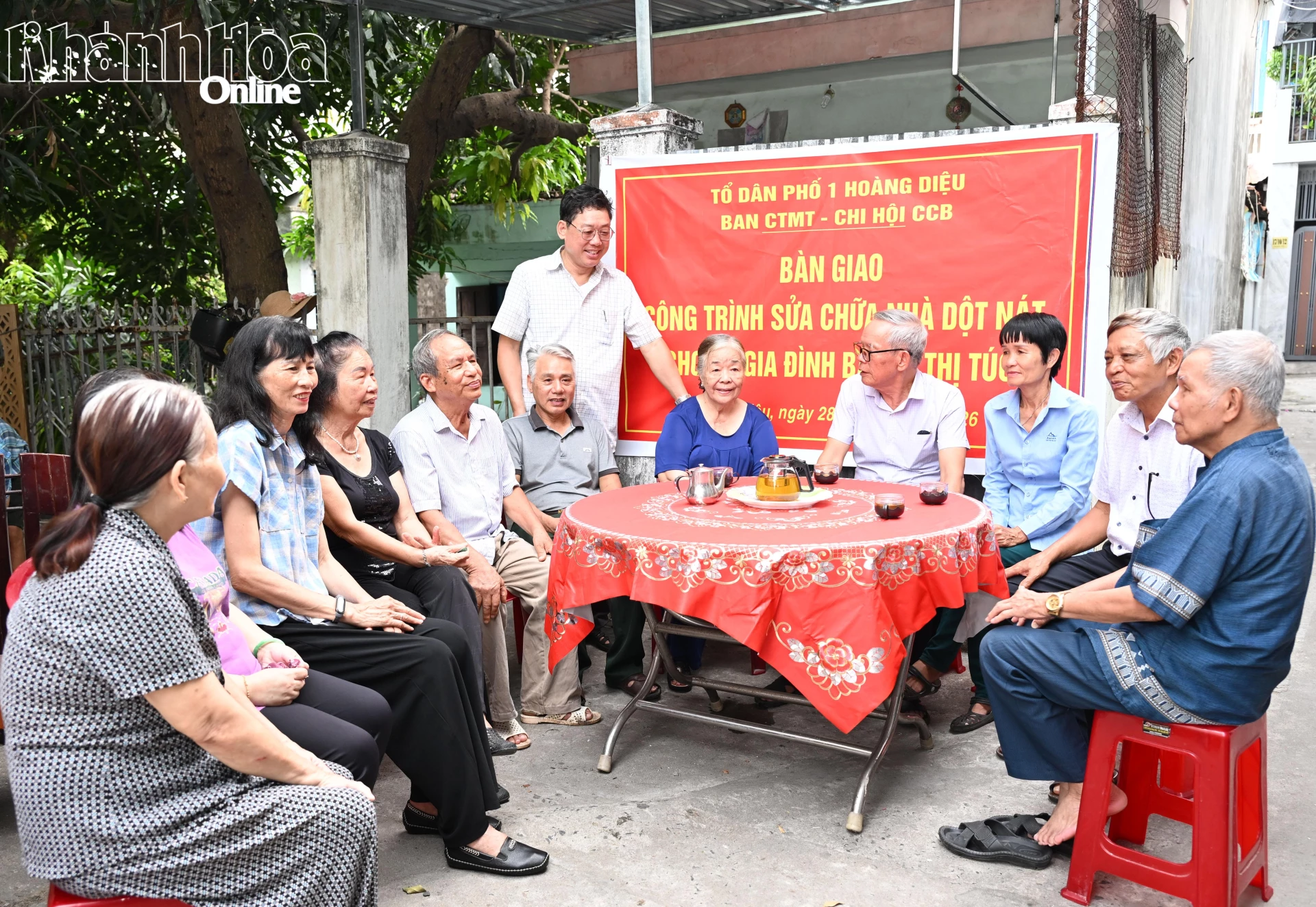 Tổ dân phố 1 Hoàng Diệu chia vui với bà Bùi Thị Túc trong ngày bàn giao căn nhà đã được sửa chữa.
