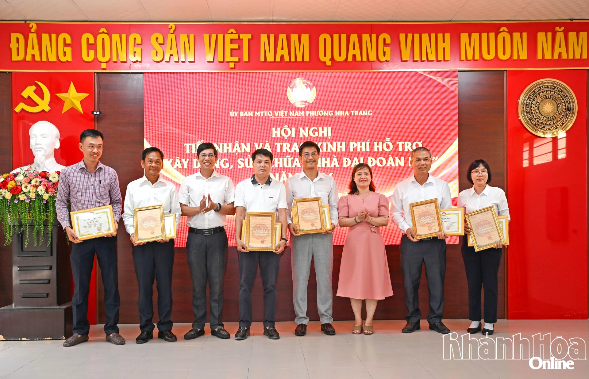Lãnh đạo UBND, Ủy ban MTTQ Việt Nam phường trao thư cảm ơn các đơn vị đã hỗ trợ kinh phí sửa chữa 6 nhà Đại đoàn kết, tháng 5-2026.