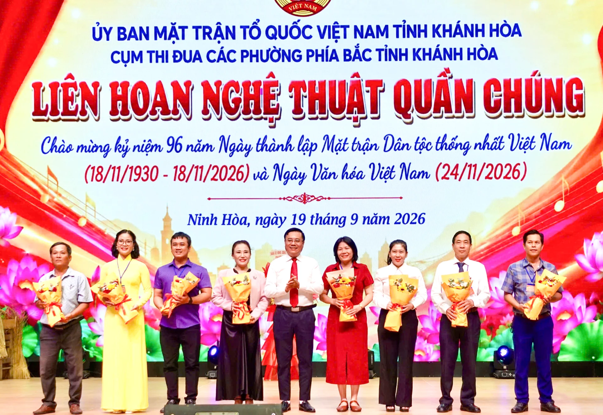 Ông Nguyễn Trung Dũng - Phó Chủ tịch Ủy ban MTTQ Việt Nam tỉnh tặng hoa cho 8 đội văn nghệ tại Cụm thi đua các phường phía bắc tỉnh Khánh Hòa.