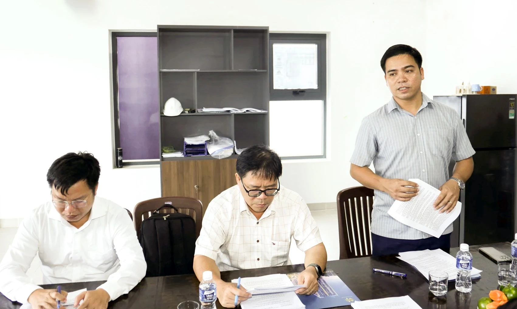 Đại diện chủ đầu tư Dự án Nhà ở xã hội MK Central City báo cáo với đoàn giám sát.