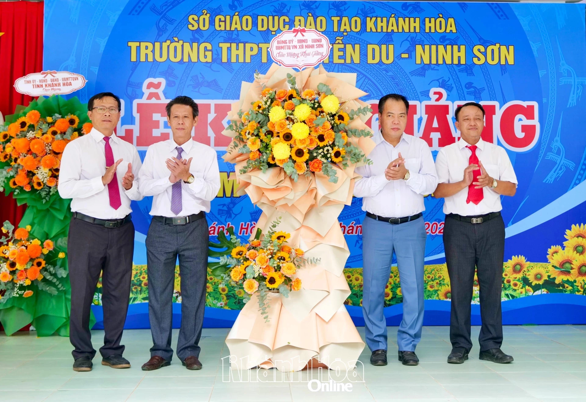 Lãnh đạo xã Ninh Sơn tặng hoa chúc mừng Trường THPT Nguyễn Du - Ninh Sơn nhân dịp khai giảng năm học mới. 