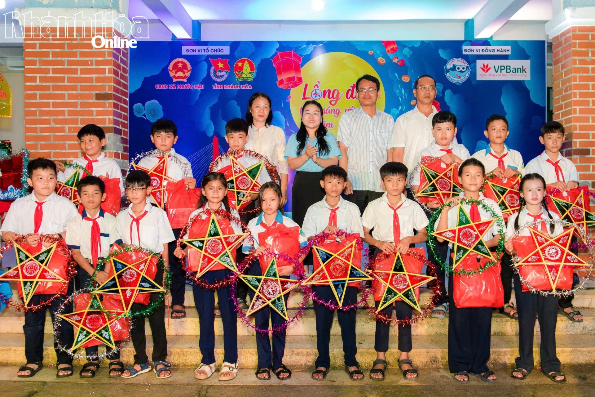 Đại diện các đơn vị trao quà Trung thu cho học sinh Phân hiệu Phước Vinh - Trường THCS Phước Hậu.