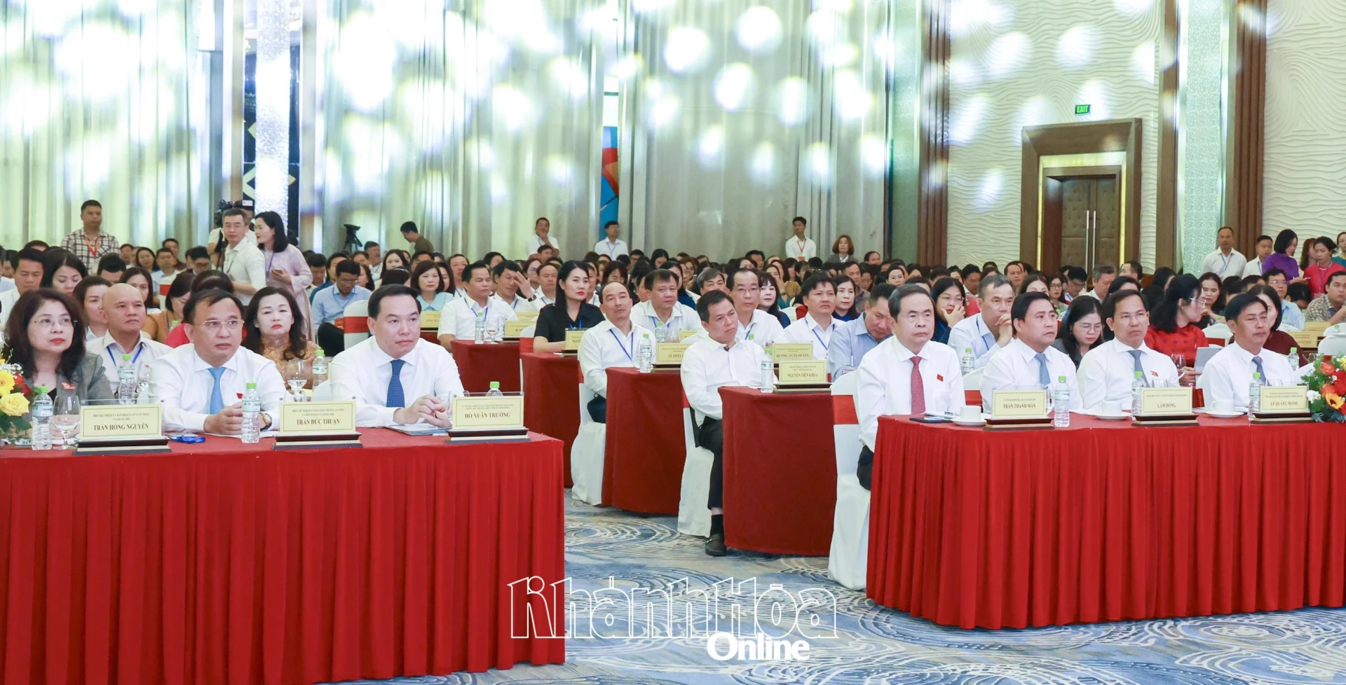 Chủ tịch Quốc hội Trần Thanh Mẫn và các đồng chí lãnh đạo, đại biểu dự hội nghị.